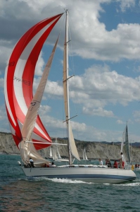 Un barco de vela debe ceder el paso a todo buque comercial en un puerto